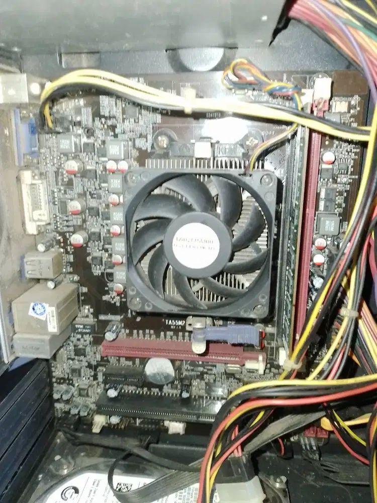 Paket CPU AMD A6-6400K RAM: 2 GB DDR3 Hard Disk : 250 GB