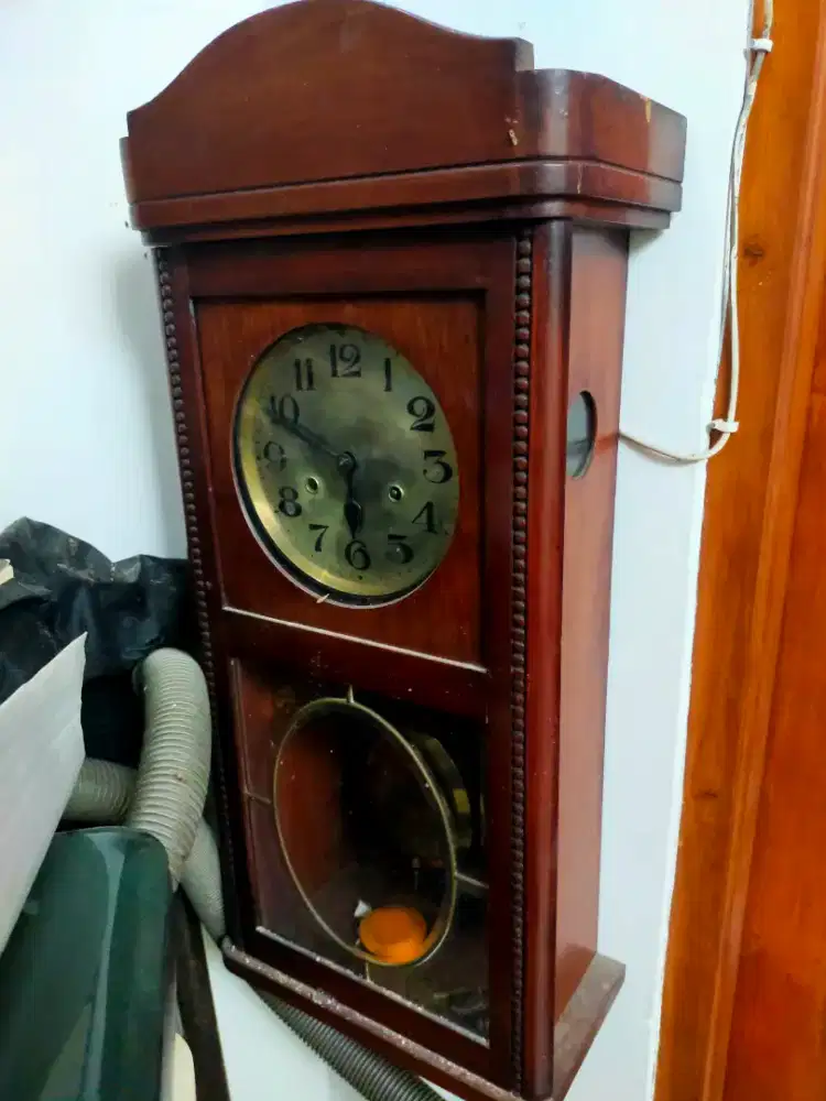 Jam antik dari kayu