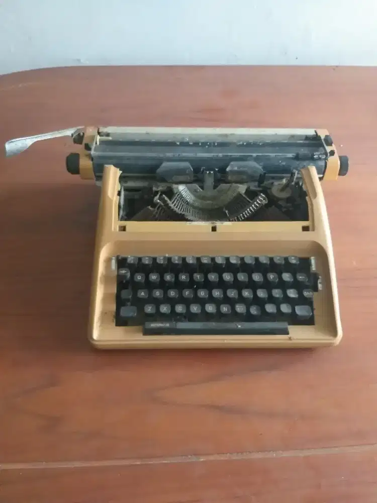 Mesin ketik manual Olympia