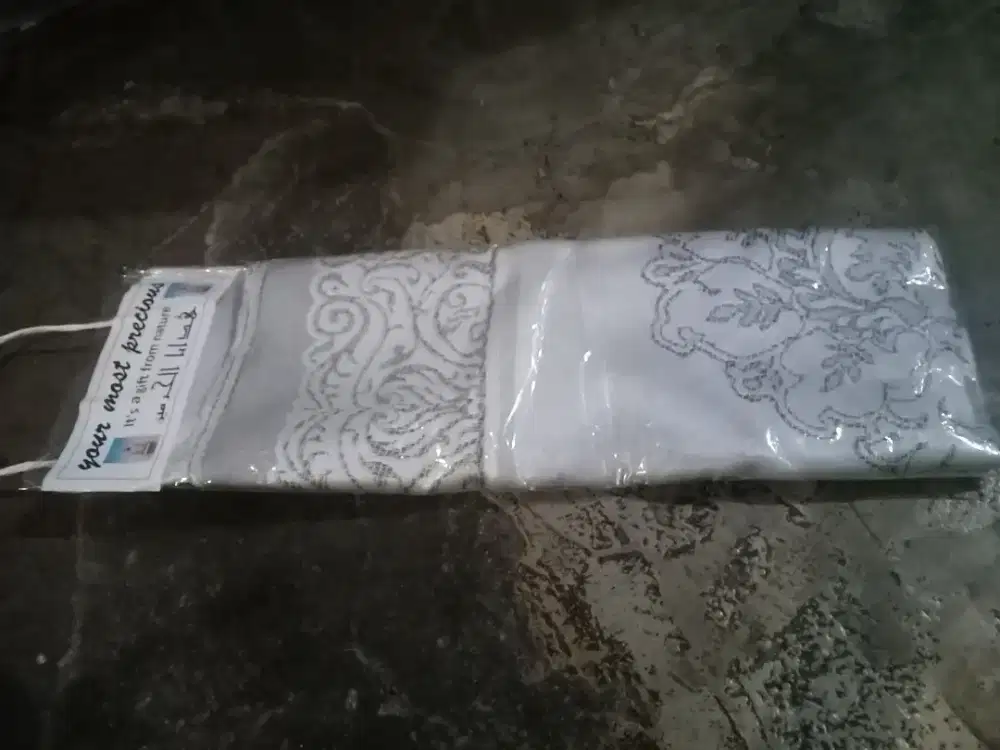 Sajadah dari Mekkah harga nya murah cuman 75.000 ribu aja'