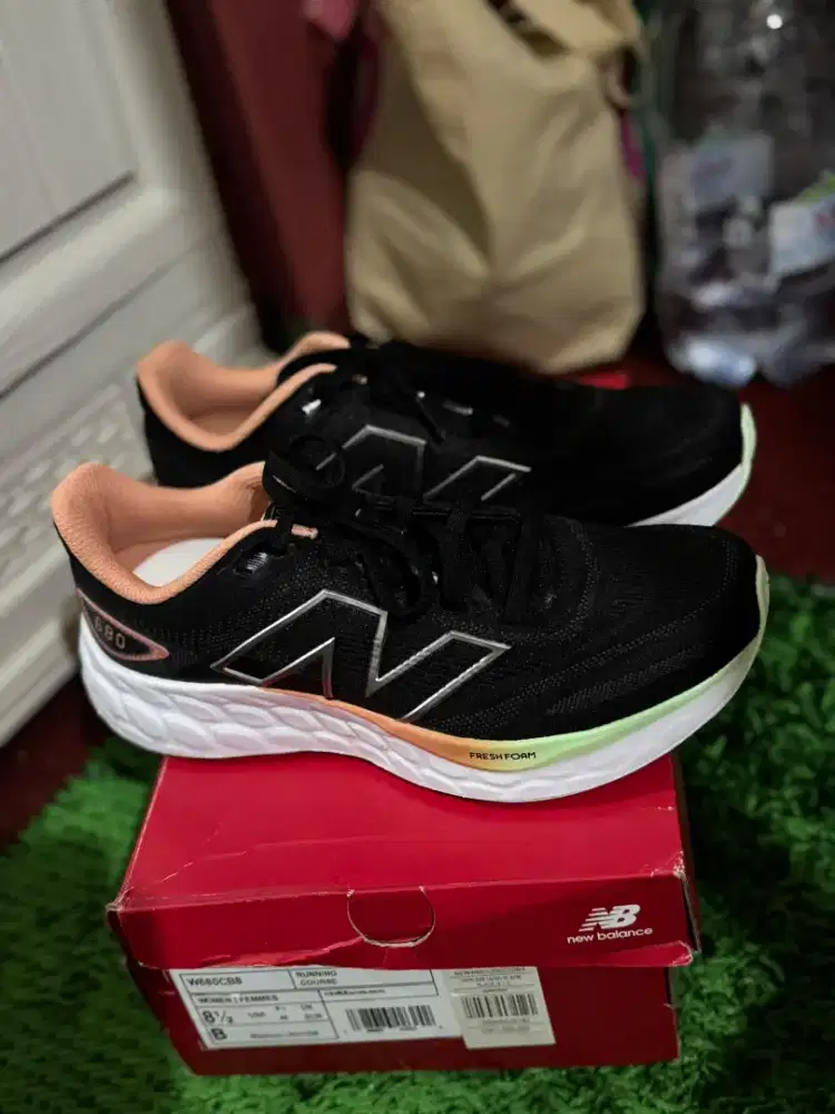 Sepatu running wanita New balance 680 V8