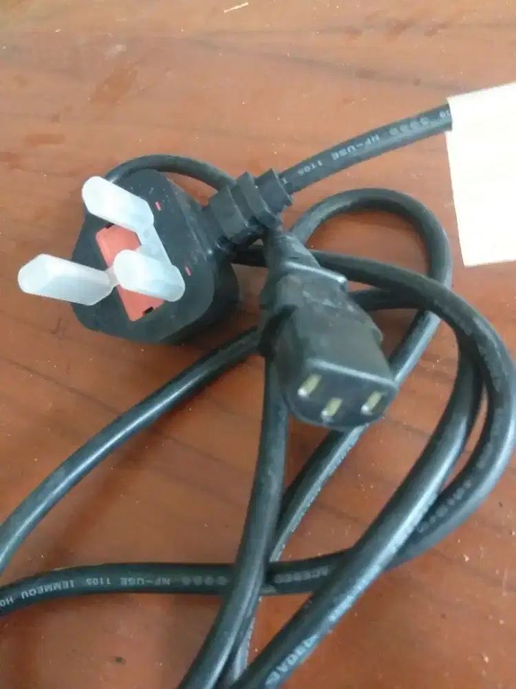 Kabel power AC dengan steker kaki 3 standar UK