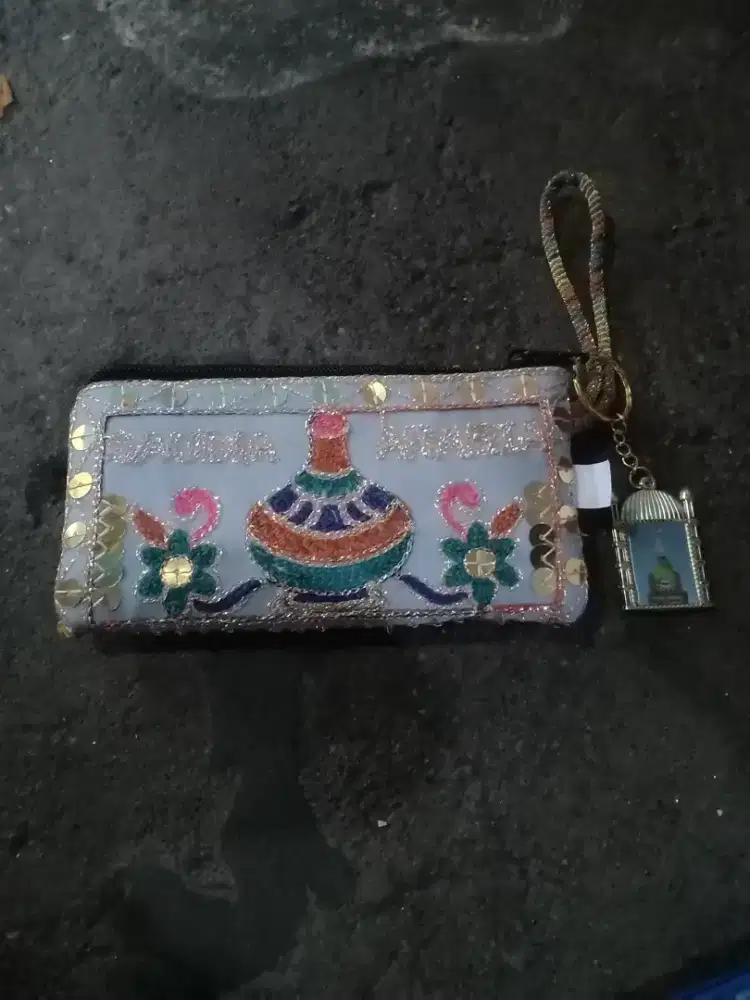 Dompet dari Mekkah harga nya cuman 15.000 ribu aja'