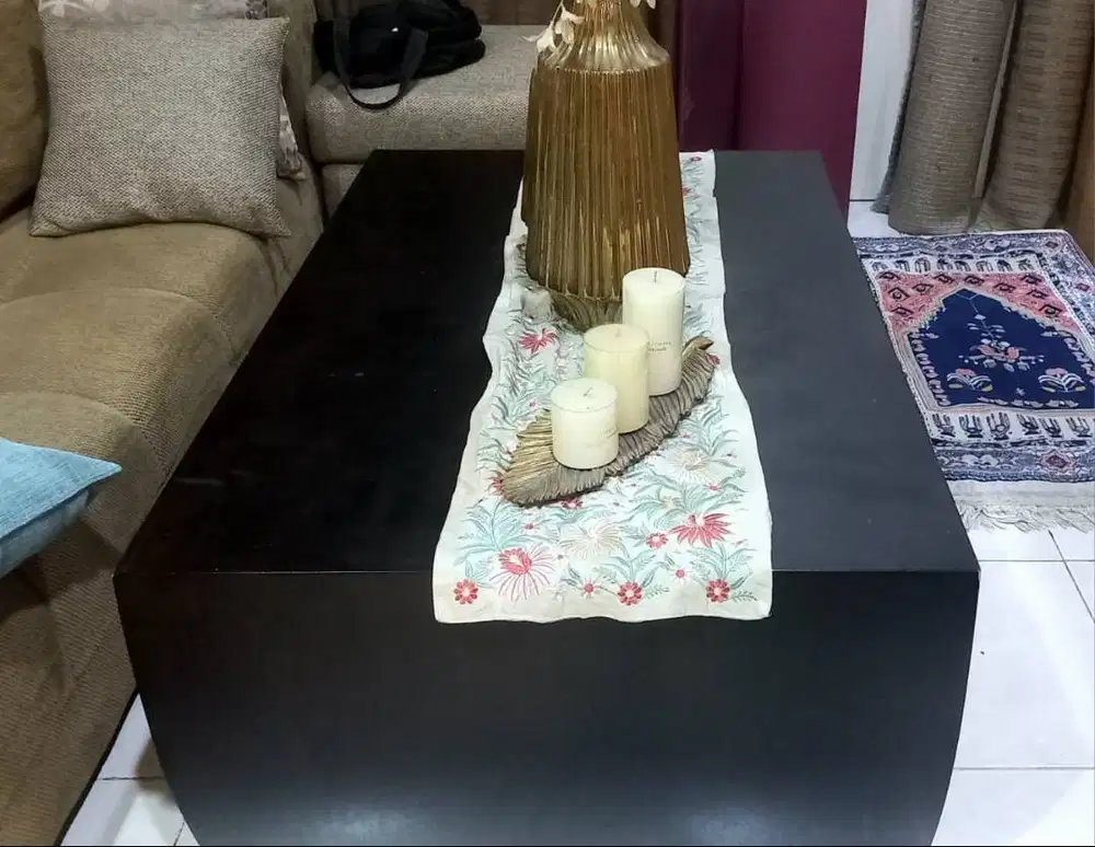 Meja Tamu & hiasan dinding Vinoti