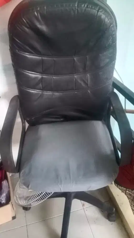 Kursi kantor rusak