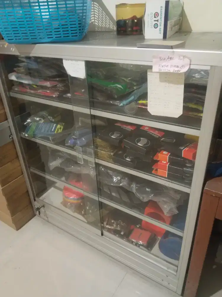 Jual rak etalase kondisi bagus Ada roda di rewwin