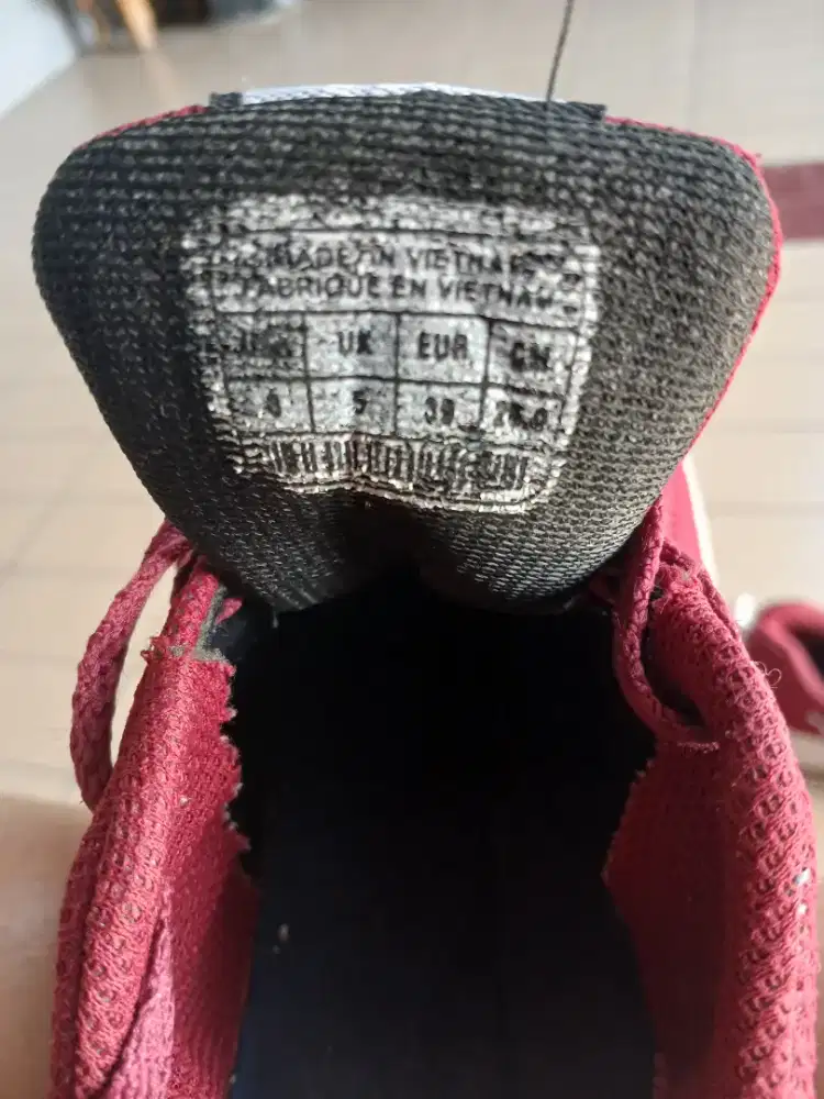 Sepatu olahraga wanita