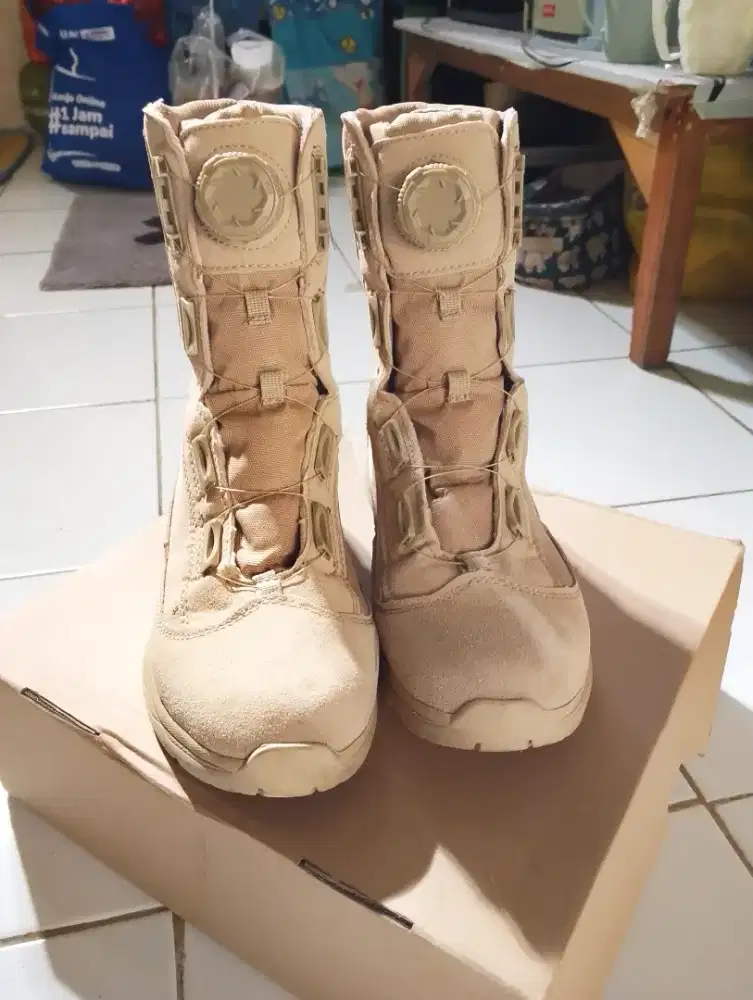 Sepatu Phantom 8 inch