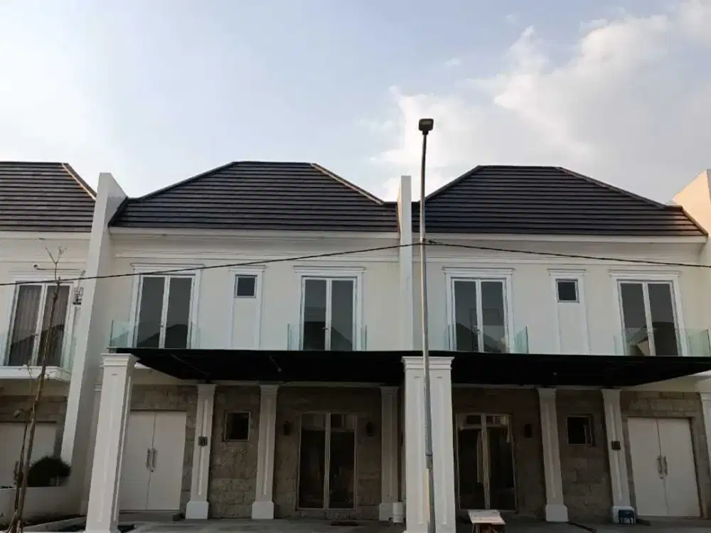 Rumah Greenland Gresik 2 Lantai Hadap Timur