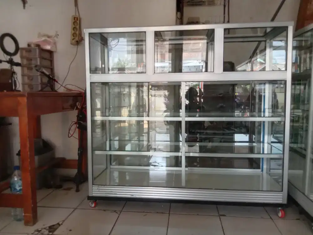Kaca etalase second