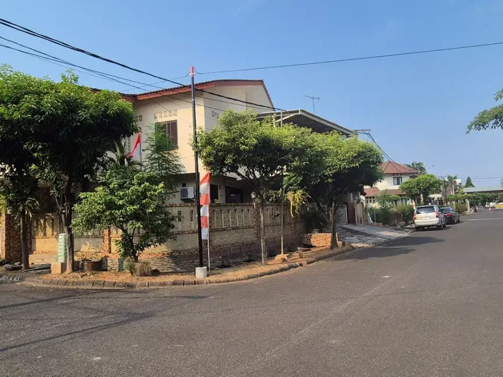 Rumah Pojok 2lt, LT248, Homy, kamar tidur 5, Teras atas luas @ Jl kemang Anyelir 2 peum Kemang Pratama 2 Bekasi