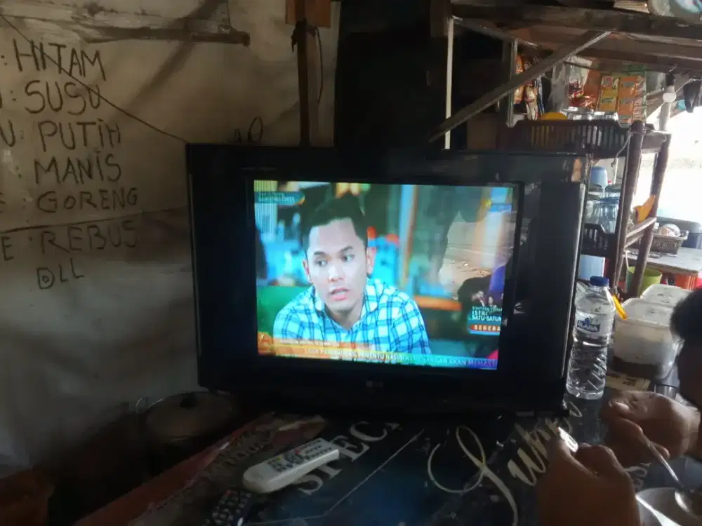 jual tv 21in slim LG kelengkpan rv+remot aja harga 320 nego siap antar