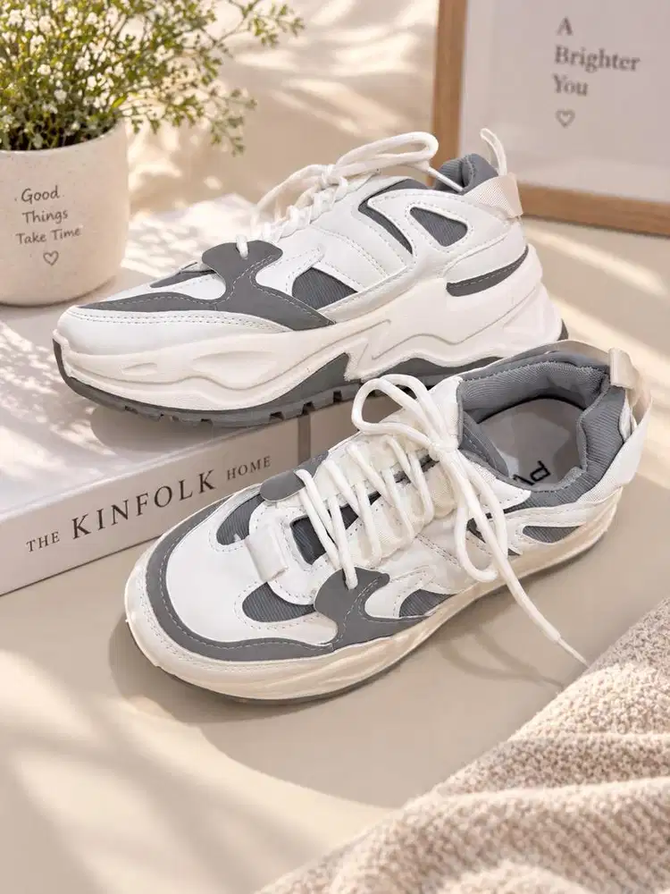 Sepatu sneakers fashion unisex wanita pria