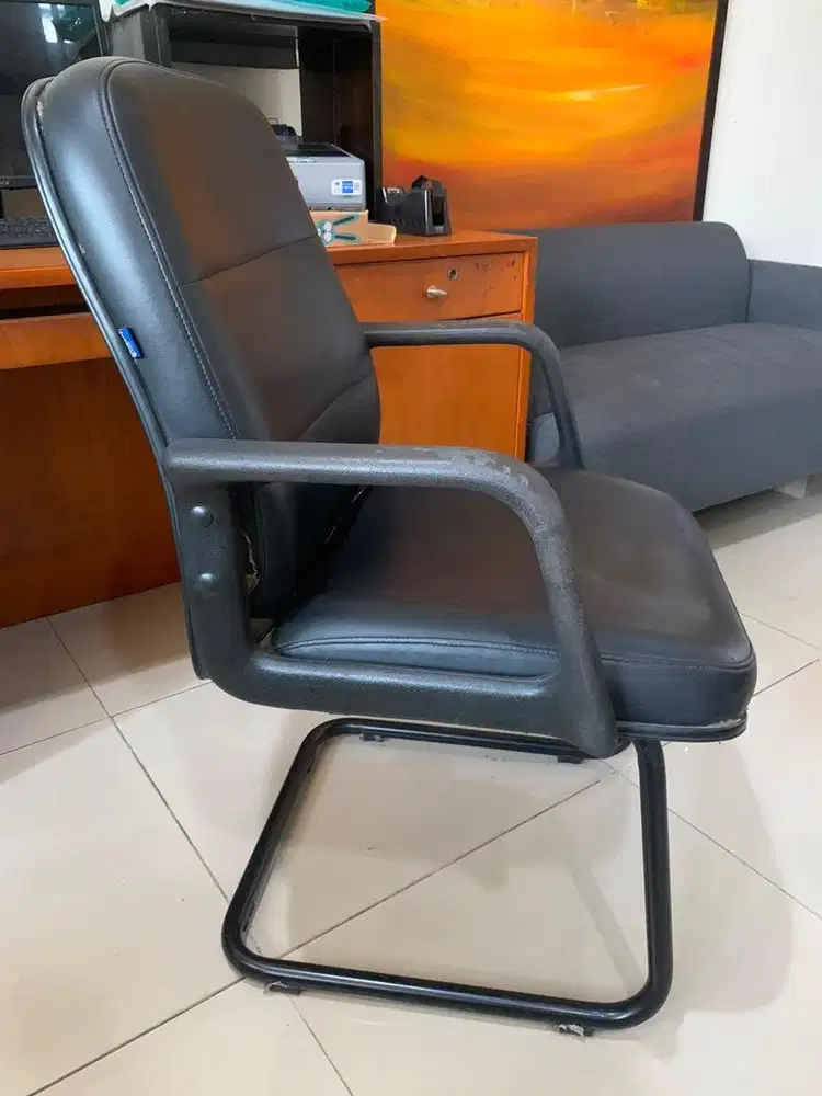 Kursi Admin Kantor Kulit Hitam Bekas