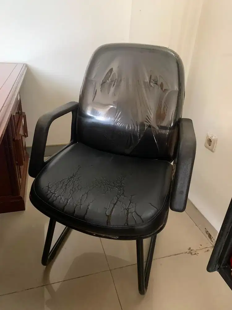 Kursi Admin Kantor Besar Kulit Hitam Bekas