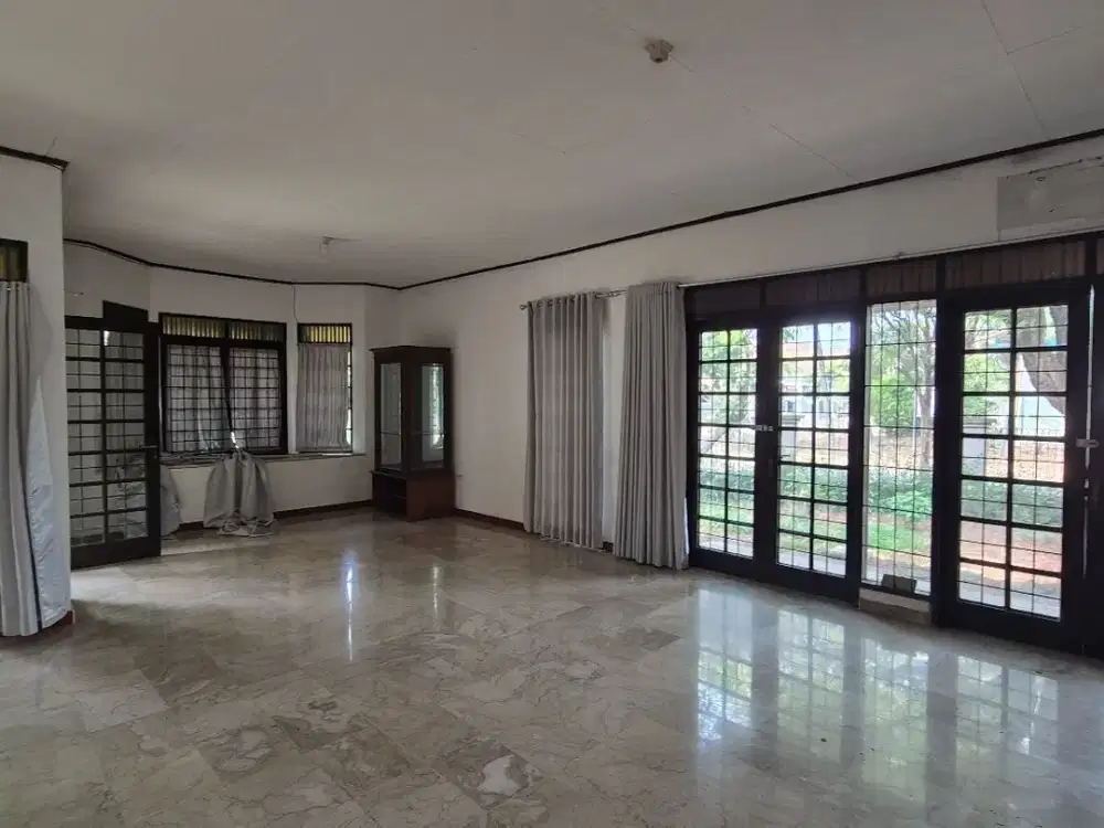 Rumah Pojok depan taman, asri, dekat ke ruko dan sekolah di Jl Taman Pratama, Kemang Pratama , Bekasi