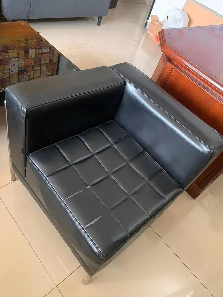 Sofa Single Seater Tamu Tunggu Bekas Kantor Kulit Hitam