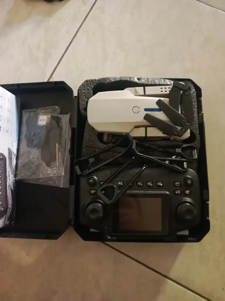 Jual drone untuk pemula E88 complete+ 2 baterei+pelindung baling2