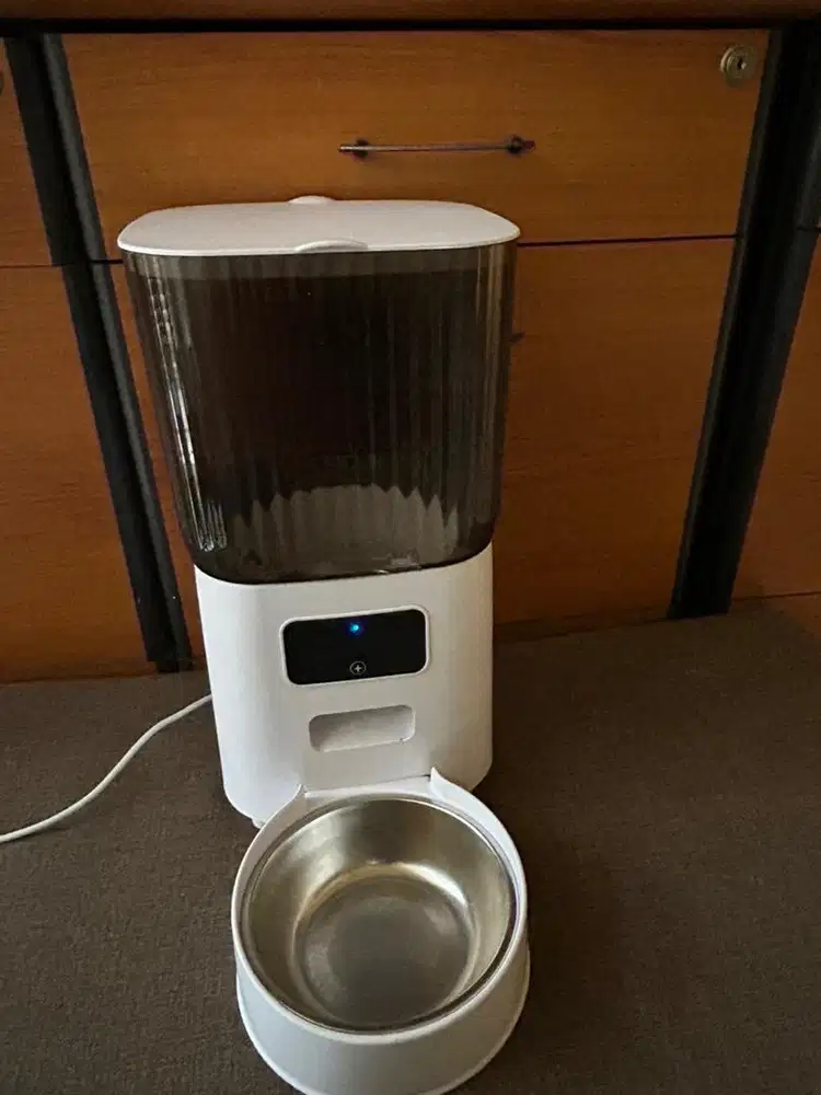 Otomatic cat/ dog feeder