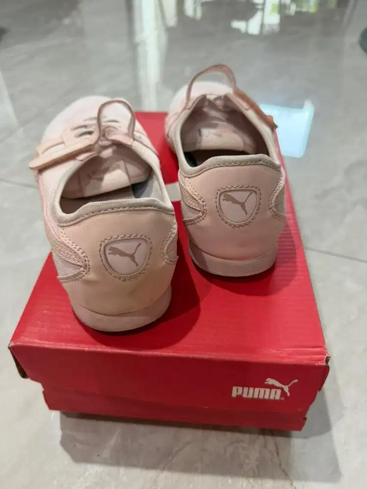 Sepatu wanita merk puma warna pink, lucu