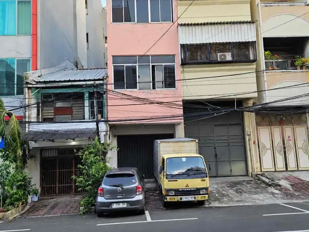 Ruko 3,5 lantai siap pakai di pinangsia Taman Sari Jakarta Barat