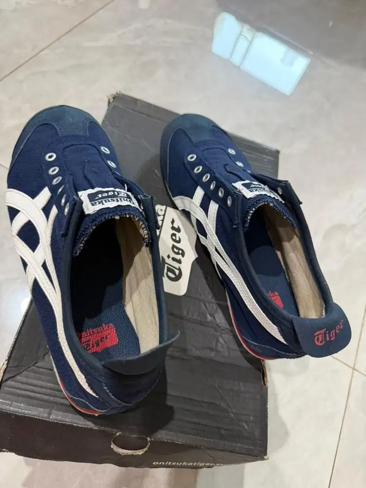 Sepatu slip on onitsukatiger warna navi strip putih