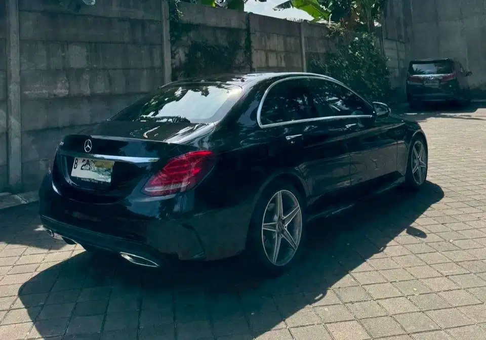 Mercedes-Benz C300 2018 Bensin