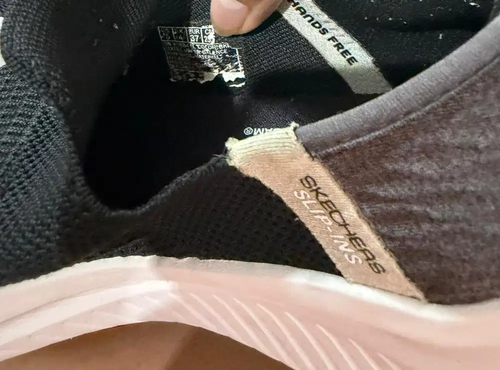 Sepatu slip ins merk sketchers