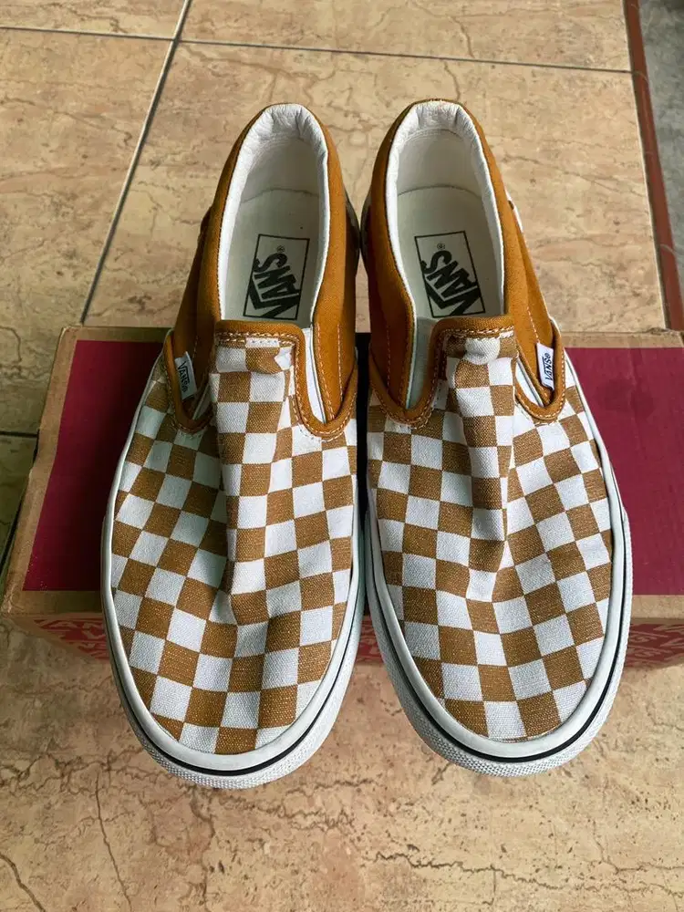 Sepatu Vans Classic skate slip on