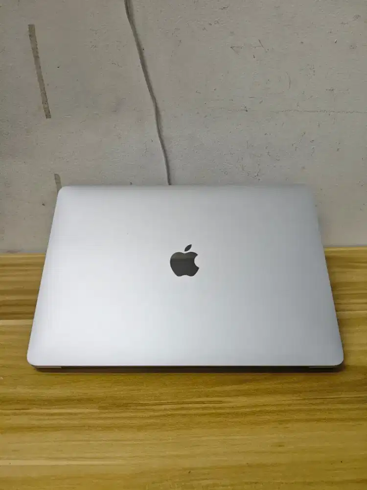 MacBook Pro 2020 Touchbar. Core i5. Ram 16gb. Ssd 256gb