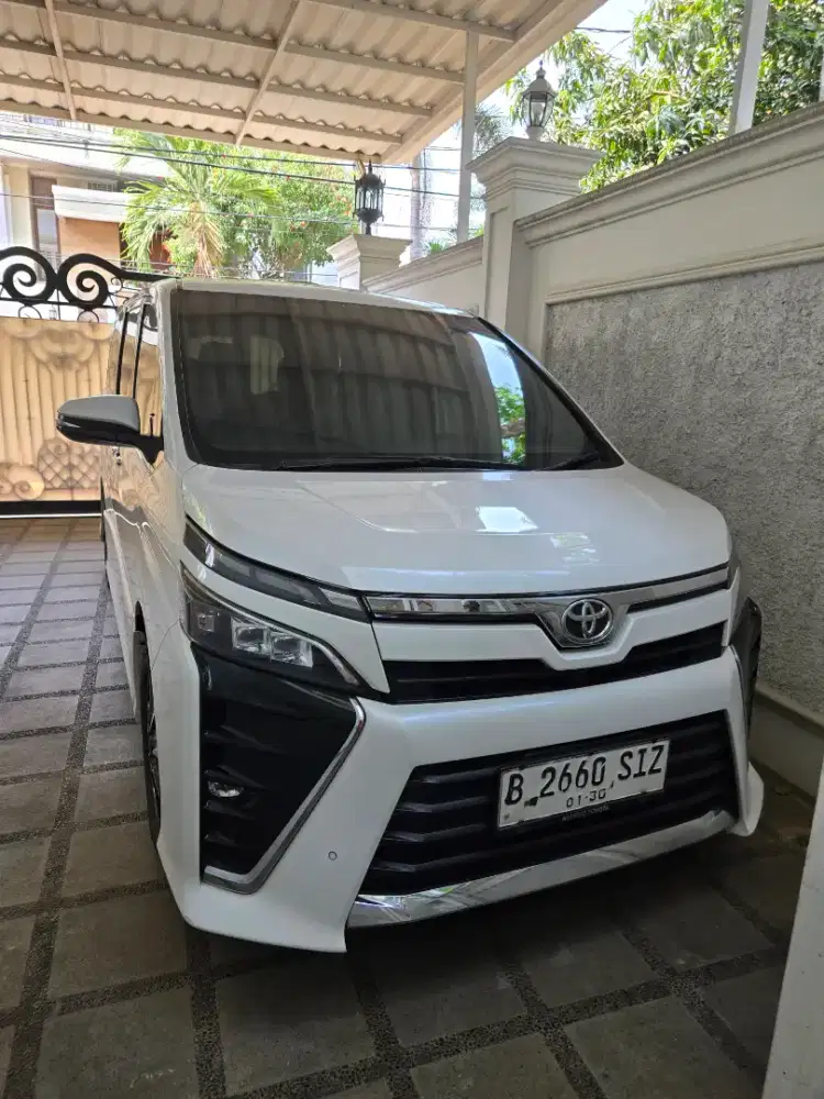 Mobil toyota voxy 2019