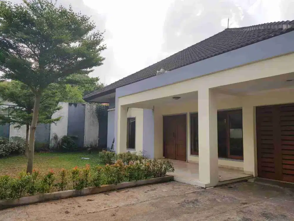 Dijual/Disewa Rumah Halaman Luas Ada Pool di Kemang Selatan Jaksel