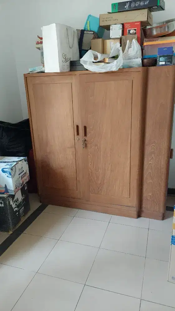 Lemari Pakaian Solid Jati