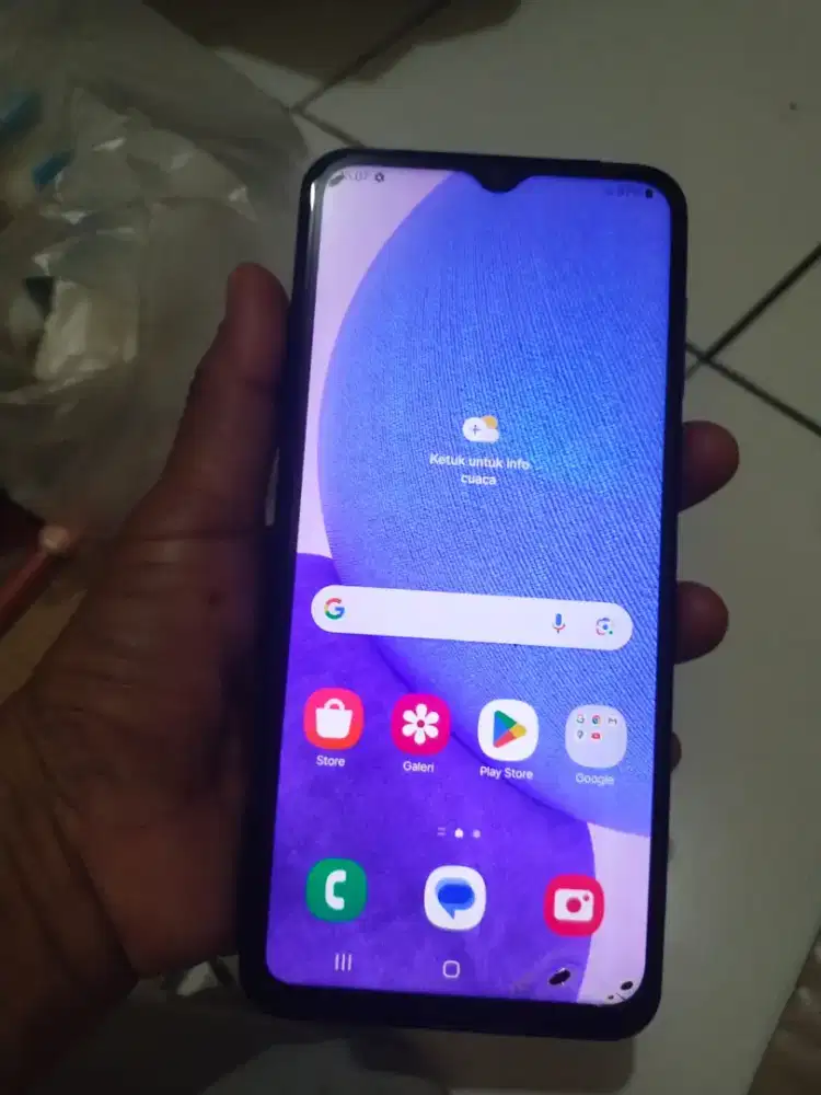 Samsung A23  6/128  minus ada tompel hitam kecil aman ga melebar