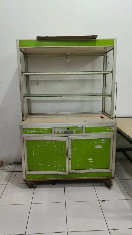 Satu set perlengkapan usaha rumah makan