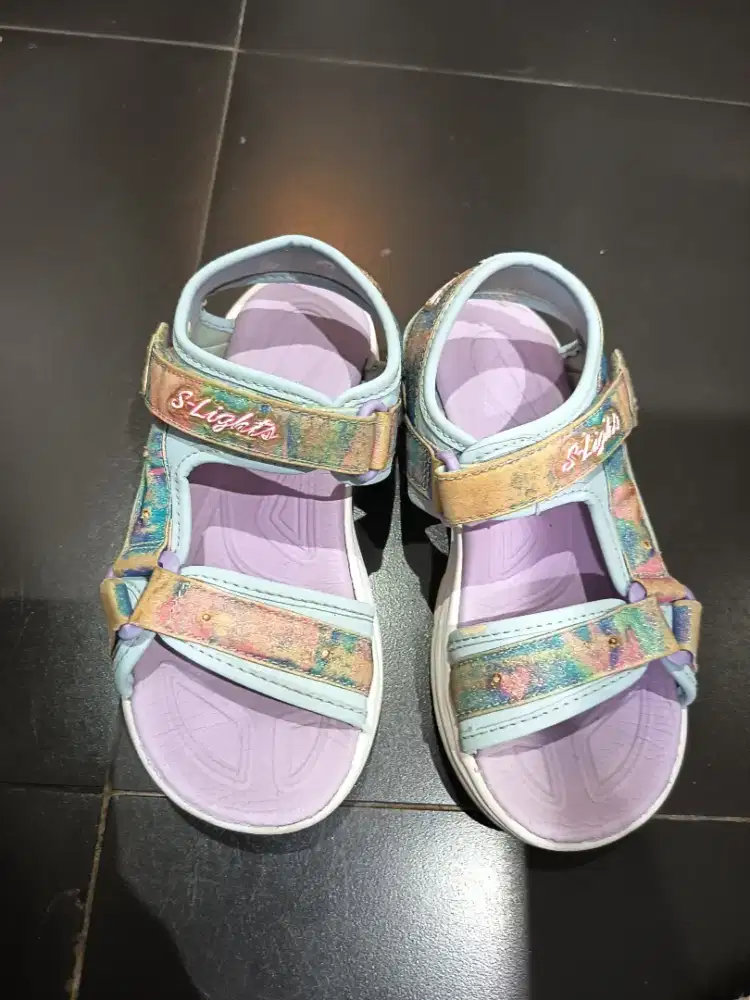 Sepatu  sendal skecher ukuran 33