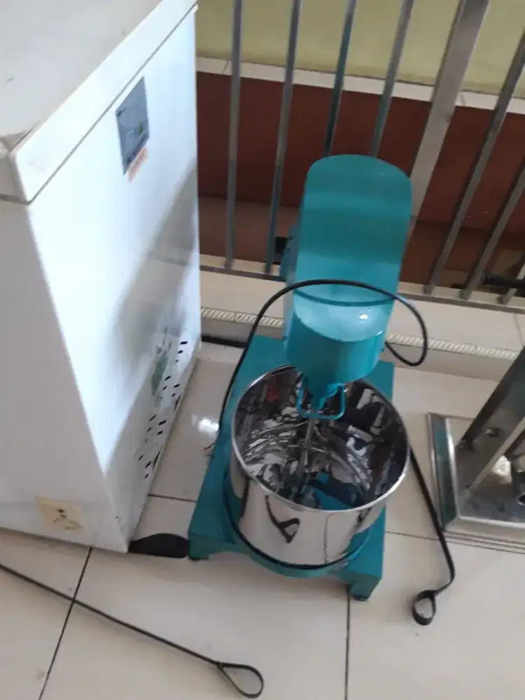 Mixer pengaduk tepung