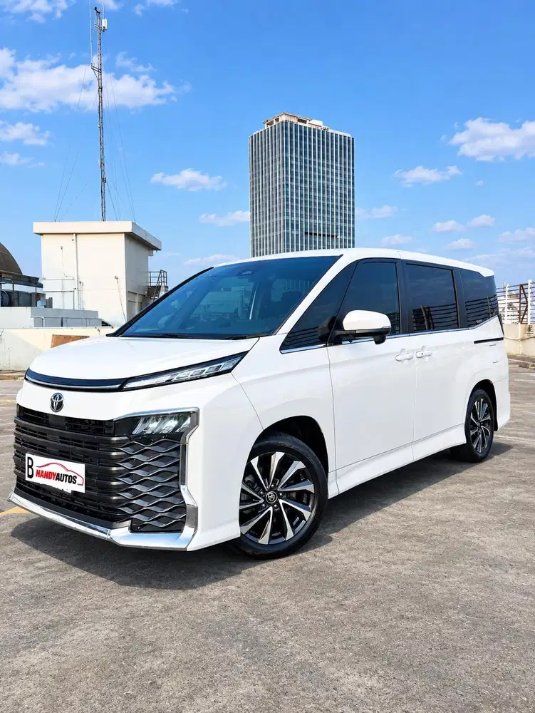 Toyota Voxy 2.0 2023 Automatic Putih Metalik