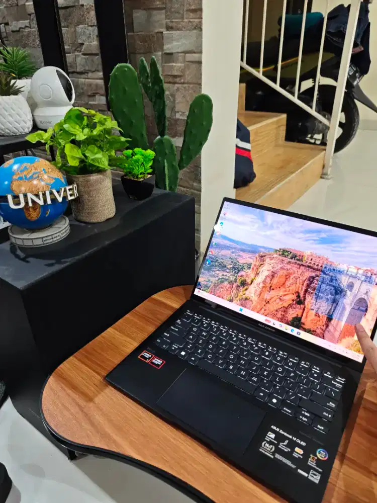 Laptop Asus ZenBook 14 OLED Ryzen 7 8840HS x rog msi