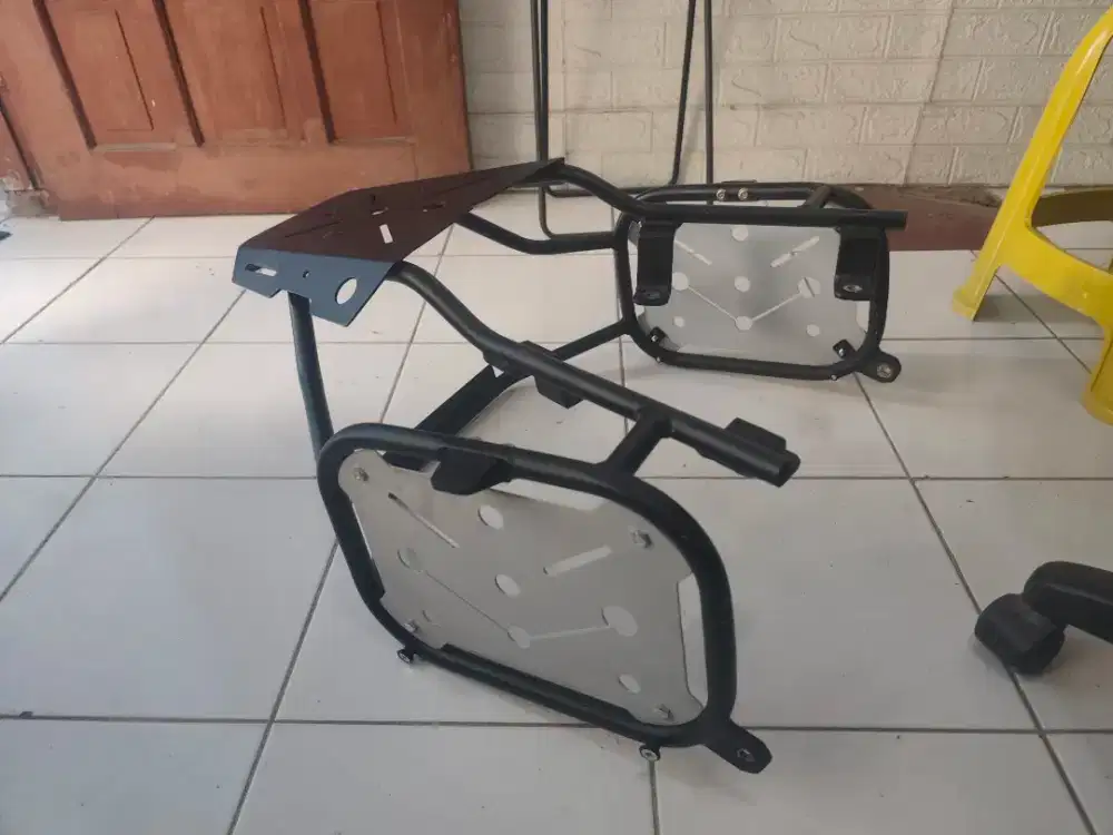 Side Top Bracket ADV 160 (Triple Box)