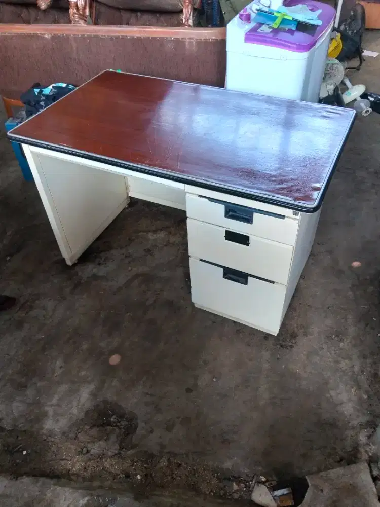 Meja kantor merk ELITE