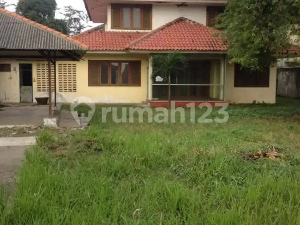 Rumah dengan Tanah Luas Letak Strategis di Kebon Jeruk Raya, Jakarta Barat