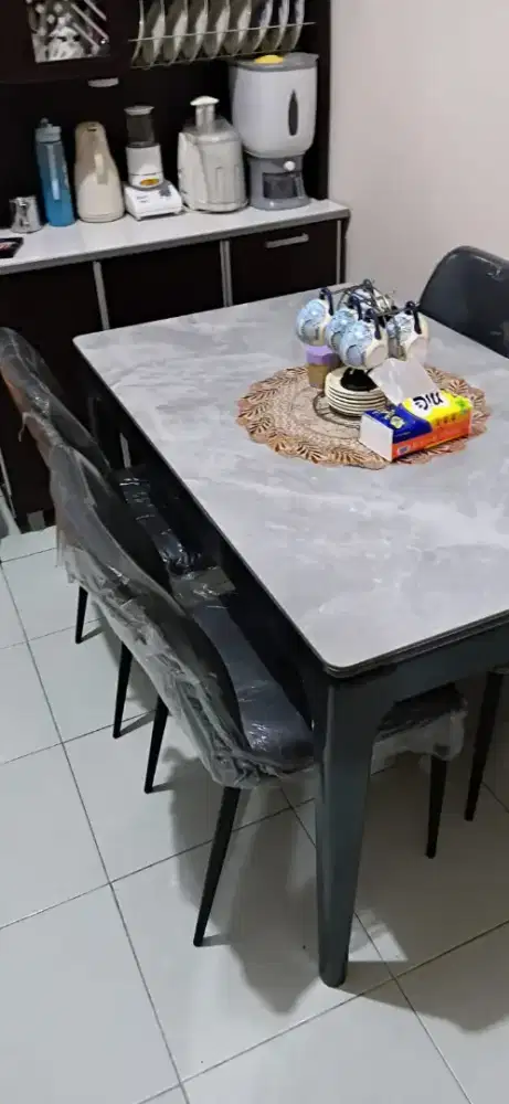 Meja makan marmer 4 kursi