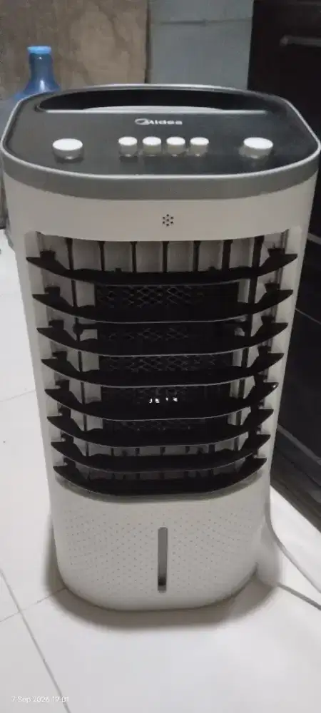 Midea Air Cooler AC100-25B
5L dengan Pendingin Multifungsi 3.