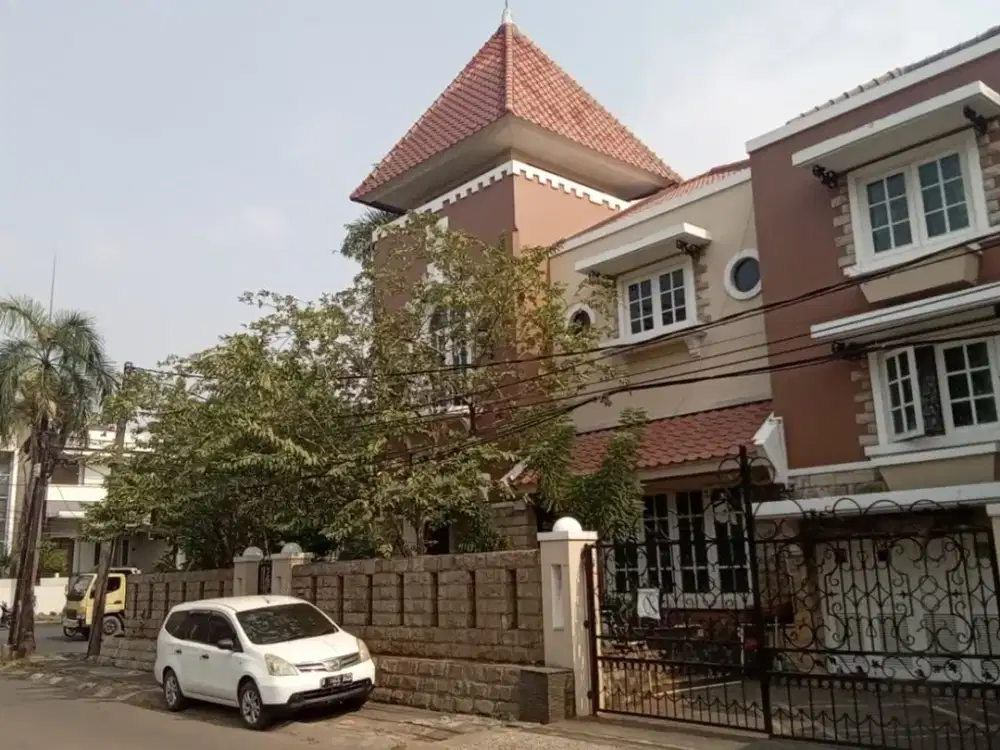 Rumah Hook 2,5 Lantai 4+1 Kamar Timur dan Timur Laut di Citra Garden 3