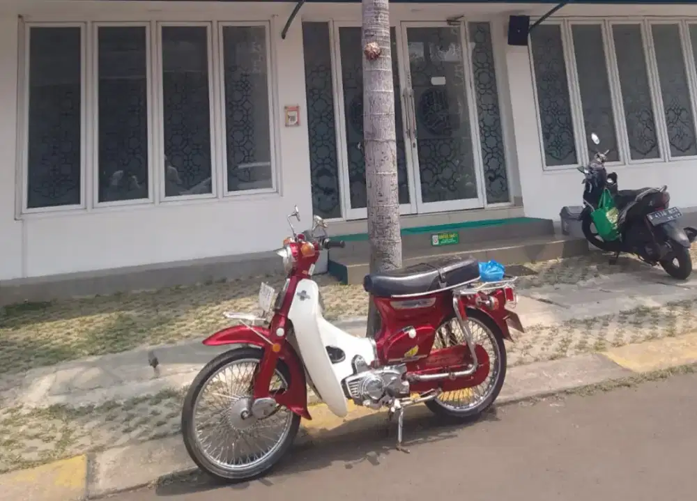 Honda C70 merah 1977 restorasi