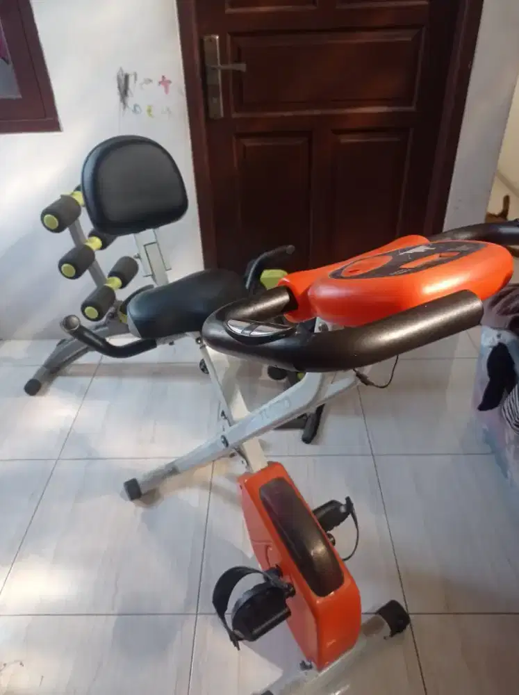 Sepeda statis dan alat sit up