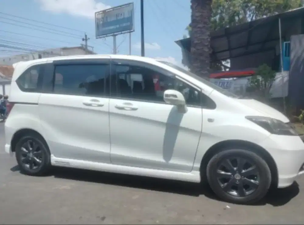 Mobil Honda Freed 2009