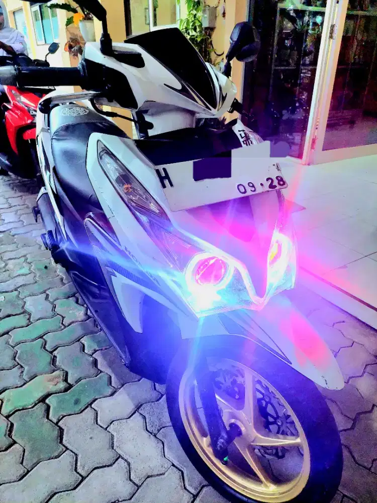 DIJUAL motor vario KZR 2013 warna putih