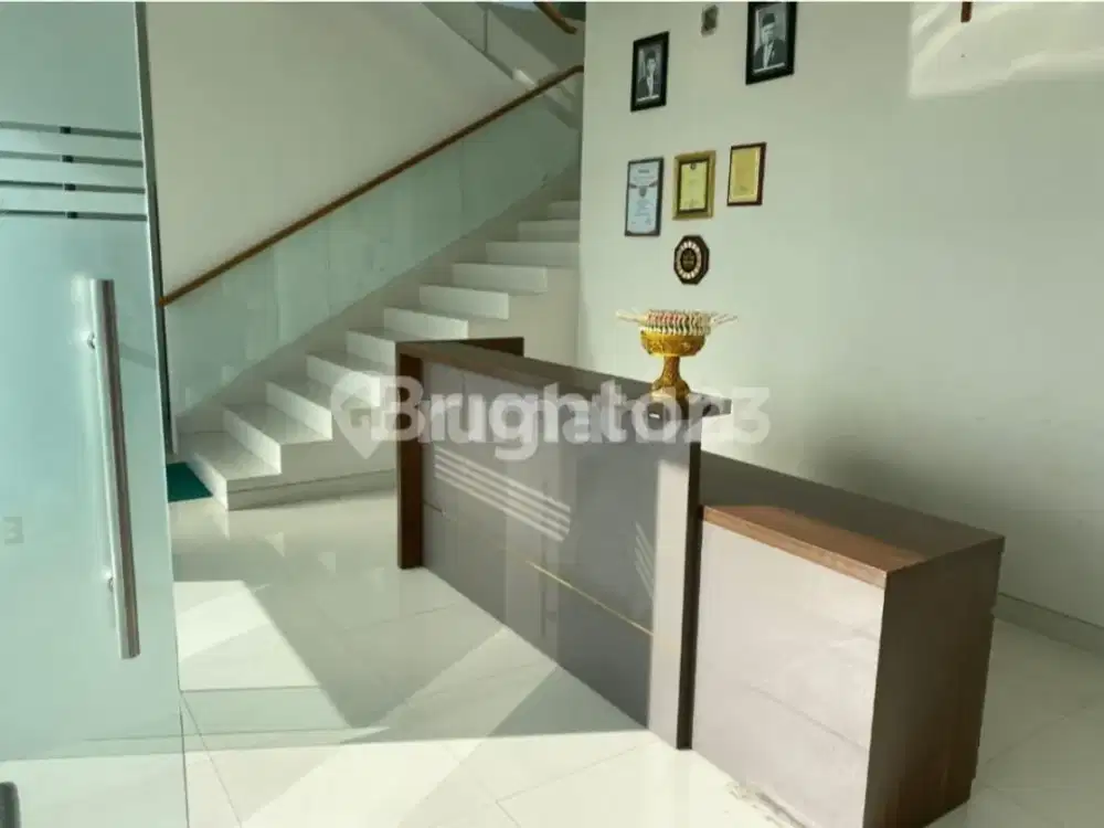 Gedung dan Gudang 2 Lantai Luas Strategis di Pemogan